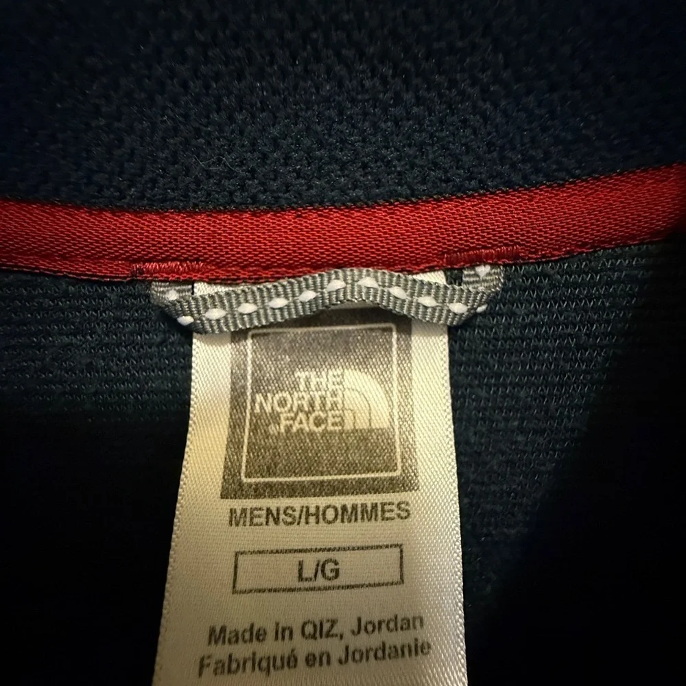 The North Face Men's navy blue Half-Zip Sweatshirt logo on the front zipper.New